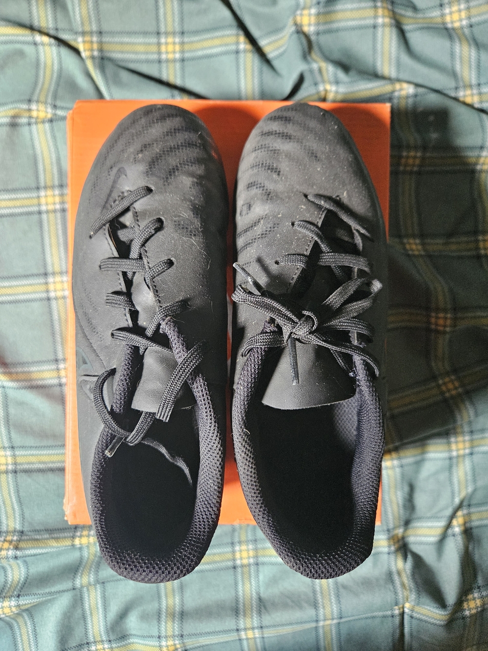 SOCCER CLEATS - Picture 2 of 6